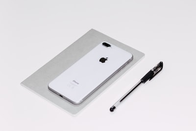 银色iPhone X旁边黑色圆珠笔
